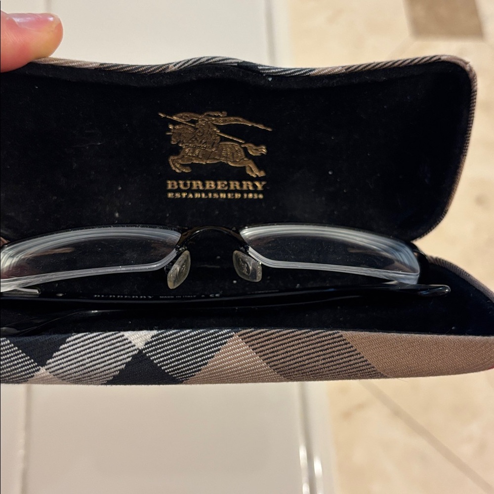 Burberry prescription Eyeglass frame. Includes hard case - Picture 4 of 11